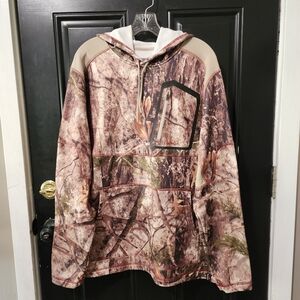 Cabela's Cream & Tan Pullover